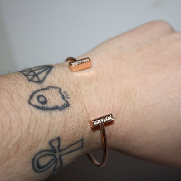 Beautiful rose gold cuff and rhinestone bracelet - Picture 2 of 4